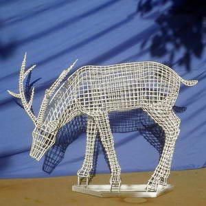 Garden wire deer statue