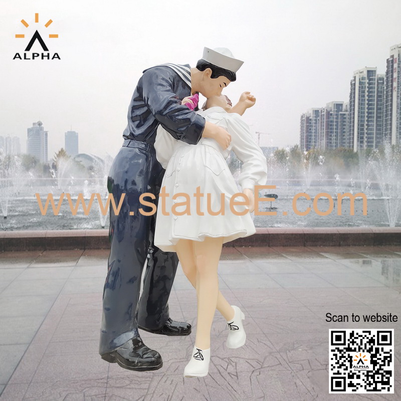 America victory kiss statue