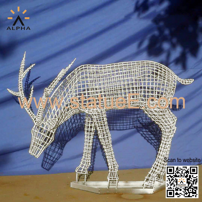 Garden wire deer statue